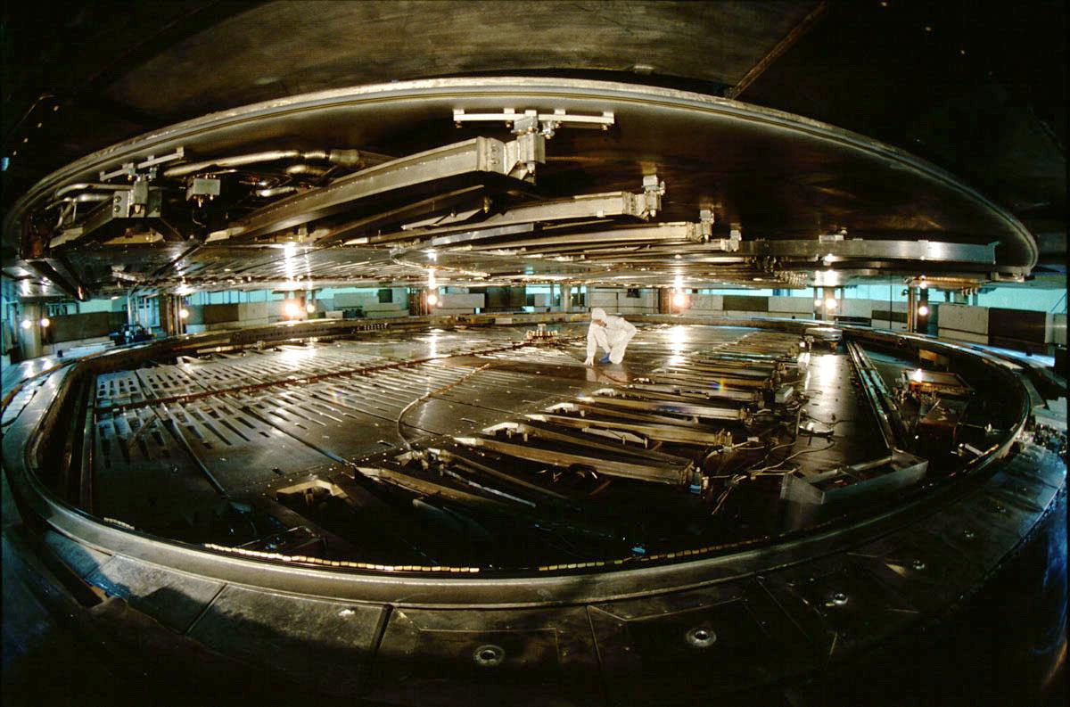 3.14 Inside the cyclotron vacuum tank